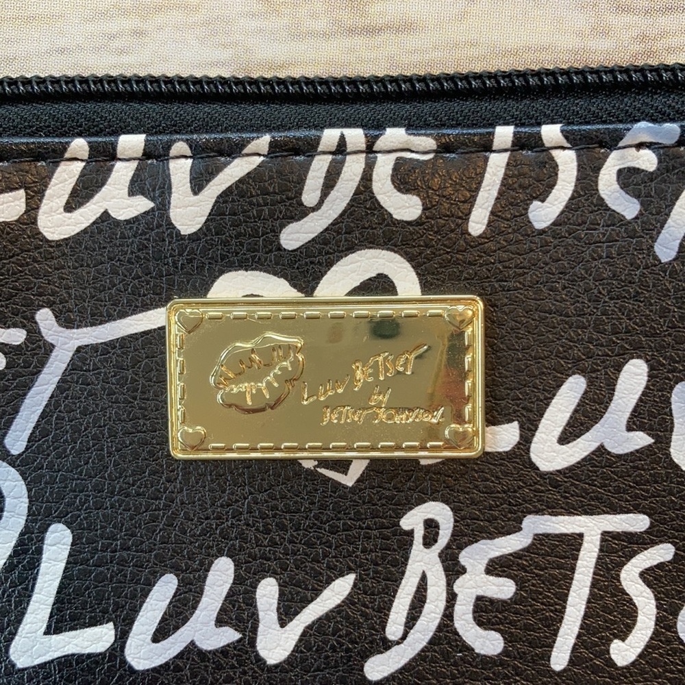 Betsey Johnson Luv wristlet Crossbody EUC - Picture 2 of 5